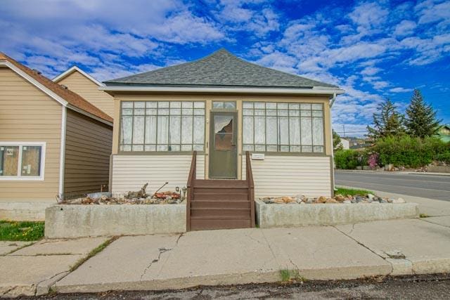 601 S Idaho St, Butte, MT 59701 - view of front facade featuring entry steps and a shingled roof