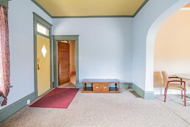 601 S Idaho St, Butte, MT 59701 - carpeted entrance foyer with arched walkways, crown molding, and baseboards