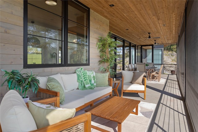 sunroom / solarium featuring outdoor lounge area and a ceiling fan
