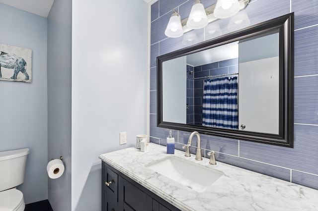 full bathroom featuring toilet, backsplash, vanity, and curtained shower