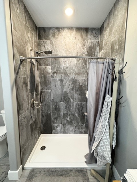 3975 Jaycee Ct Unit B, East Helena, MT 59635 - bathroom with tiled shower, toilet, and baseboards
