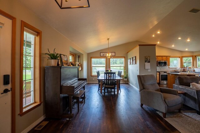 living area with dark wood-type flooring, lofted ceiling, healthy amount of natural light, baseboards, and recessed lighting