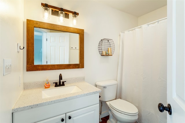 full bath with toilet, vanity, and curtained shower