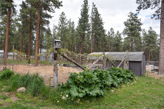 view of yard featuring an outdoor structure