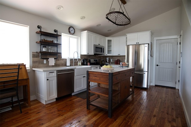 4714 Linhart Ln, Stevensville, MT 59870 - kitchen with appliances with stainless steel finishes, tasteful backsplash, light countertops, lofted ceiling, and recessed lighting