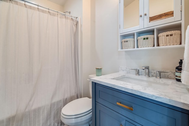 full bath featuring toilet, vanity, and a shower with shower curtain