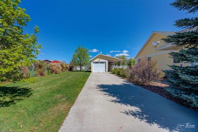 view of front facade featuring a front yard and driveway