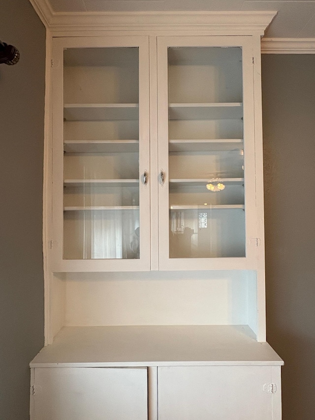 330 N Walnut St, Dillon, MT 59725 - detailed view of ornamental molding