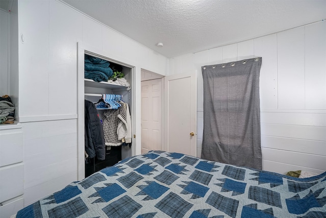 705 3rd St W, Polson, MT 59860 - bedroom featuring a textured ceiling and a closet