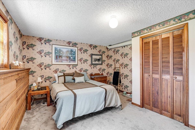 70 Dune Hill Ln, Great Falls, MT 59404 - carpeted bedroom featuring wallpapered walls, a textured ceiling, a closet, and baseboards