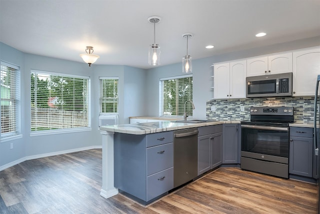 1605 Lund Ln, Polson, MT 59860 - kitchen with stainless steel appliances, gray cabinetry, a sink, a peninsula, and recessed lighting