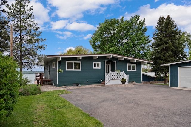 38941 Baypoint Ln, Polson, MT 59860 - bungalow-style home featuring driveway and a front yard