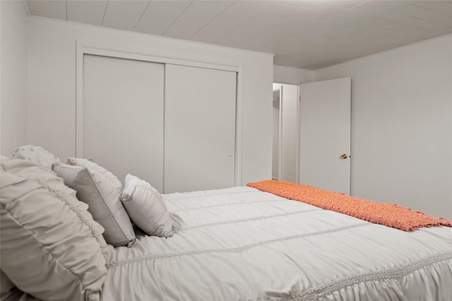 38941 Baypoint Ln, Polson, MT 59860 - bedroom with a closet and crown molding