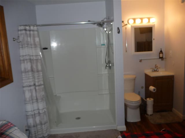 3115 8th Ave N, Great Falls, MT 59401 - bathroom featuring a shower with shower curtain, vanity, toilet, wood finished floors, and baseboards