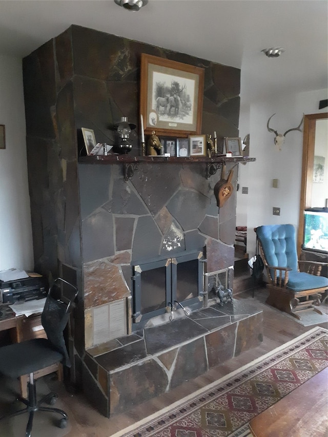 314 4th Ave NE, Cut Bank, MT 59427 - detailed view of wood finished floors and a desk
