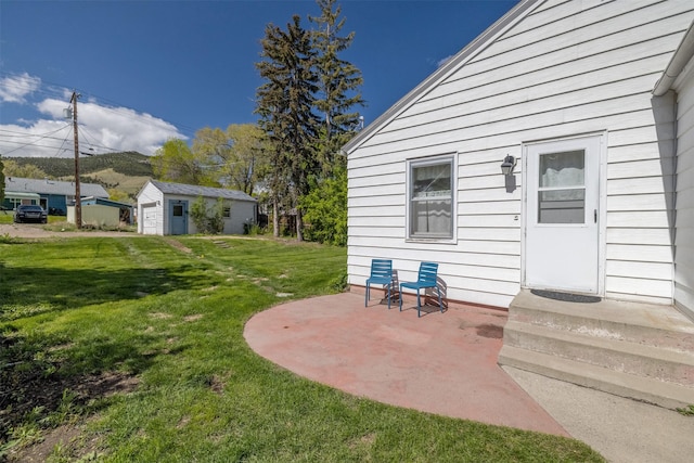 925 Hollins Ave, Helena, MT 59601 - view of grassy yard featuring a patio area