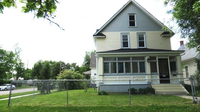 726 4th Ave S, Great Falls, MT 59405 - view of front facade featuring a sunroom
