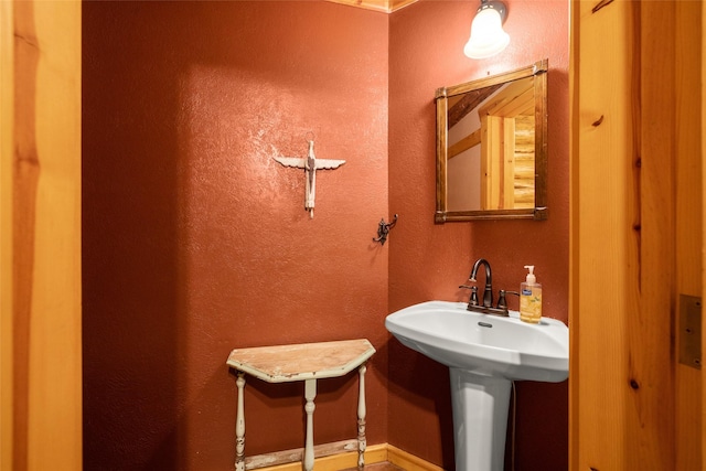 1473 Foothill Rd, Kalispell, MT 59901 - bathroom featuring a textured wall