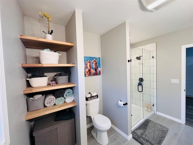 502 Illinois Ave, Valier, MT 59486 - bathroom featuring a shower stall, toilet, baseboards, and a wall mounted air conditioner