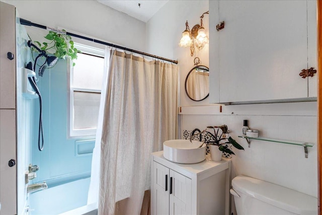 1712 1st Ave N, Great Falls, MT 59401 - full bath with shower / bath combination with curtain, vanity, and toilet