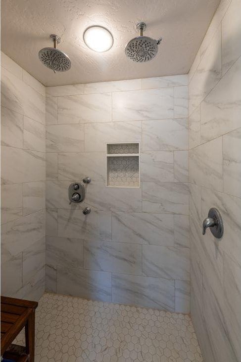 140 Ali Loop, Kalispell, MT 59901 - full bathroom featuring tiled shower