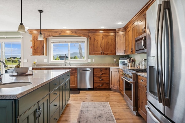 515 Manning Rd, Kalispell, MT 59901 - kitchen with stainless steel appliances, a sink, light wood-type flooring, recessed lighting, and a textured ceiling