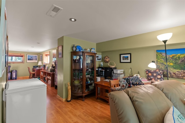 2700 Lyon Creek Rd, Missoula, MT 59804 - living area featuring light wood-type flooring and recessed lighting