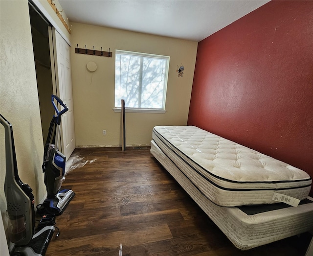 548 N Daly Ave, Hamilton, MT 59840 - bedroom featuring dark wood-type flooring and a textured wall