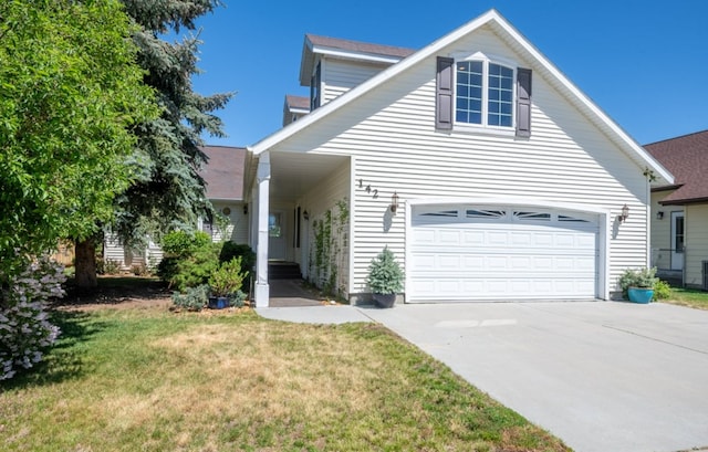 142 Thomas St, Hamilton, MT 59840 - traditional-style house with concrete driveway and a front yard