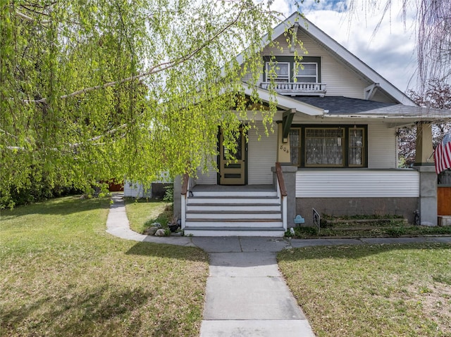 804 Broadway St, Townsend, MT 59644 - view of front facade featuring covered porch, a front yard, and a shingled roof