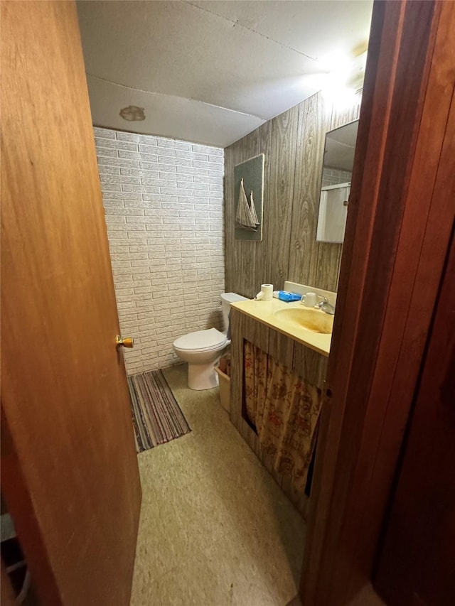 2858 Pheasant Ln, Stevensville, MT 59870 - half bathroom with vanity and toilet