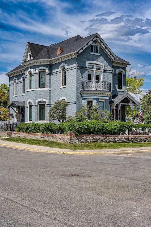 902 N Park Ave, Helena, MT 59601 - victorian house with a balcony