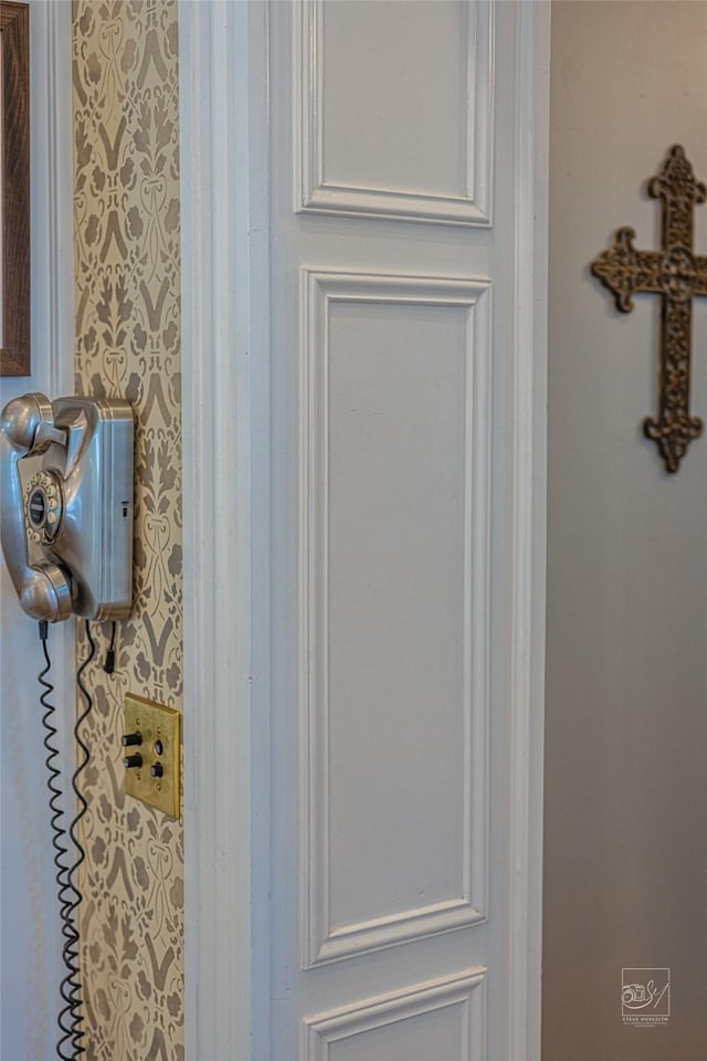 902 N Park Ave, Helena, MT 59601 - detailed view of wallpapered walls