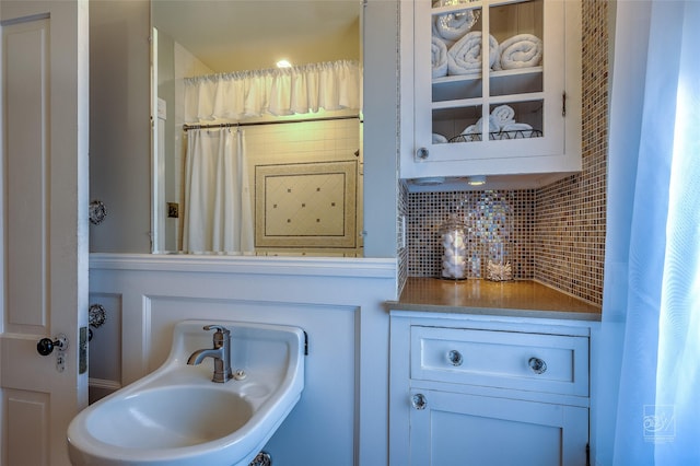 902 N Park Ave, Helena, MT 59601 - full bathroom featuring tasteful backsplash, curtained shower, and a sink