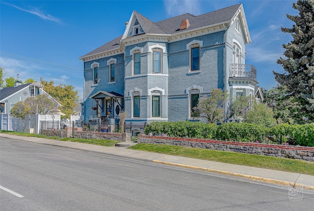 902 N Park Ave, Helena, MT 59601 - view of front of property featuring brick siding and a balcony