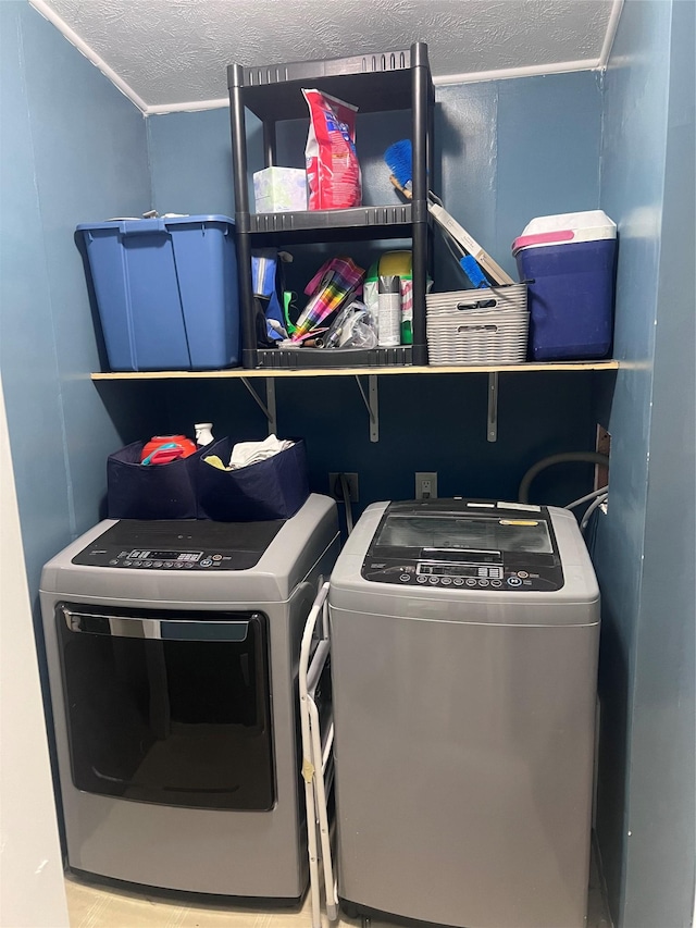 3000 Villard Ave Unit 12, Helena, MT 59601 - laundry room featuring washing machine and clothes dryer and a textured ceiling