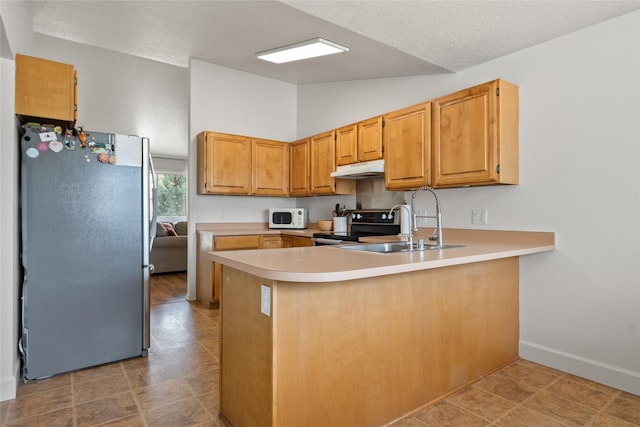 251 Grandview Way, Missoula, MT 59803 - kitchen with freestanding refrigerator, electric stove, lofted ceiling, a peninsula, and white microwave