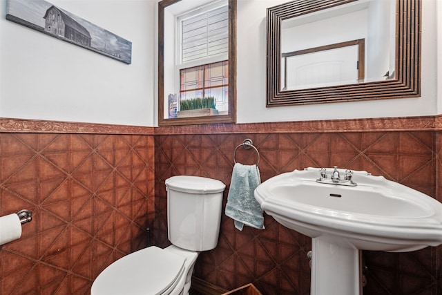 4786 Hereford Ln, Stevensville, MT 59870 - half bathroom with a wainscoted wall and tile walls