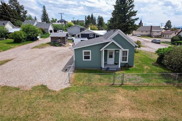 102 E Chilton St, White Sulphur Springs, MT 59645 - bungalow-style home featuring a residential view, dirt driveway, and a gate
