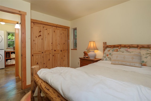 983 Lake Dr, Columbia Falls, MT 59912 - bedroom featuring stacked washer and clothes dryer