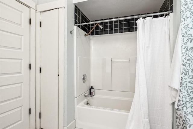 915 3rd St, Missoula, MT 59802 - full bath featuring shower / tub combo with curtain