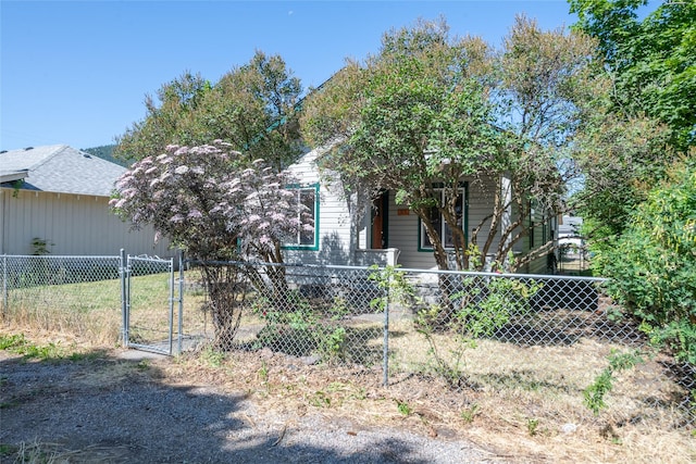 915 3rd St, Missoula, MT 59802 - view of front of property with a fenced front yard, a gate, and a porch