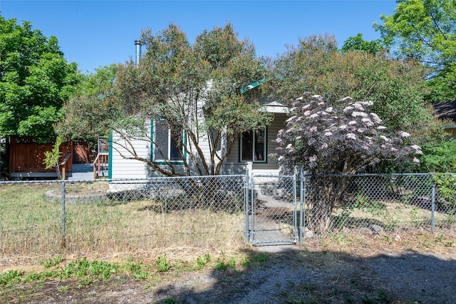 915 3rd St, Missoula, MT 59802 - view of front facade featuring a fenced front yard and a gate