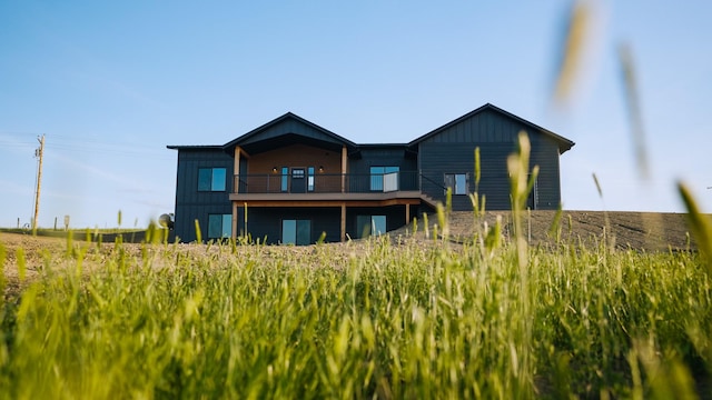 406 2nd Rd SW, Fairfield, MT 59436 - back of property featuring board and batten siding