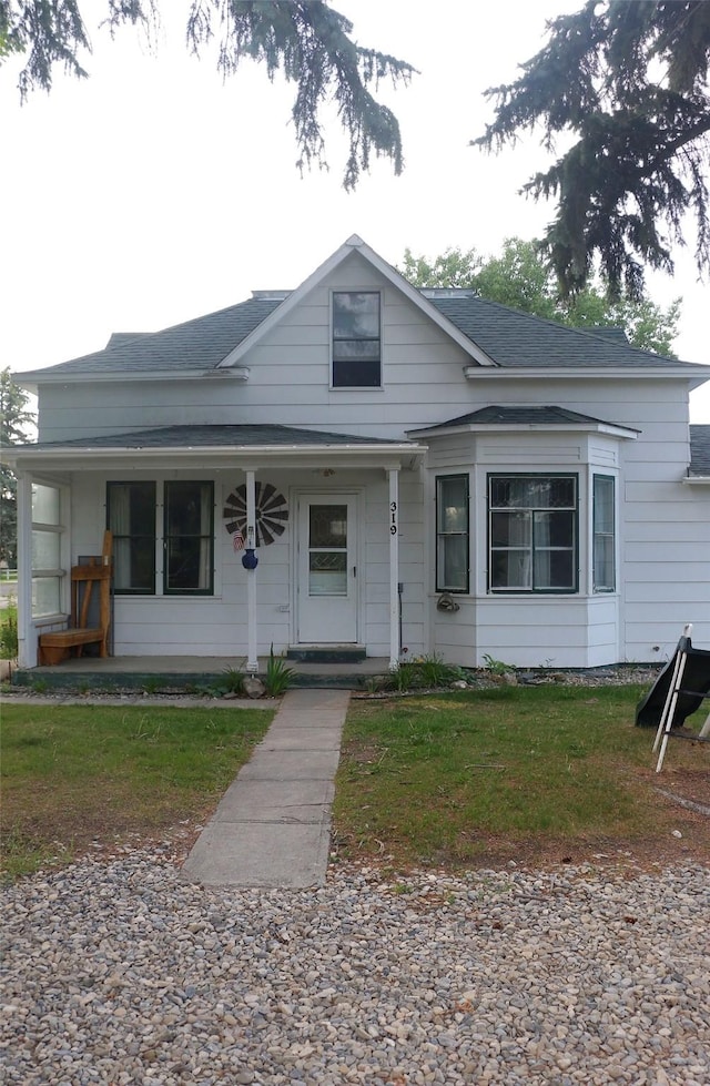 319 2nd St SW, Choteau, MT 59422 - bungalow-style home featuring covered porch, a shingled roof, and a front yard