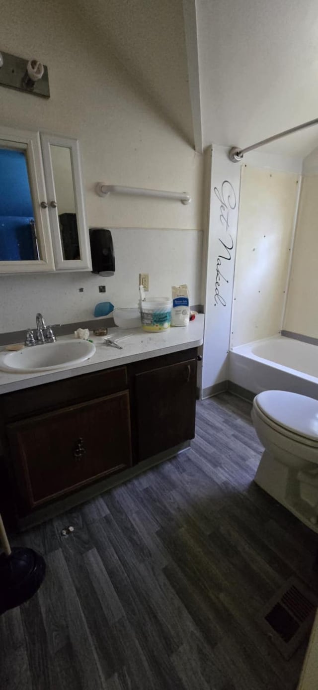 915 3rd Ave SW, Great Falls, MT 59404 - bathroom featuring wood finished floors, vanity, and a bath