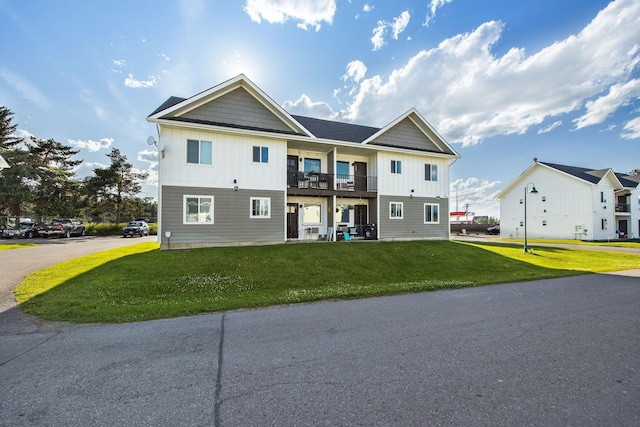 138 Jewel Basin Ct, Bigfork, MT 59911 - view of property featuring board and batten siding, a front yard, and a balcony