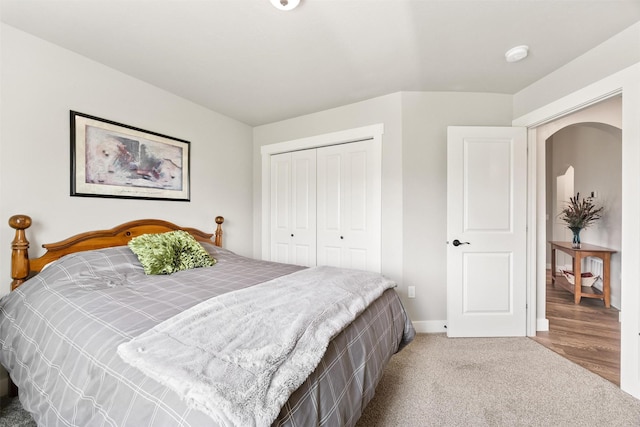 4460 Sunburst Ln, Stevensville, MT 59870 - bedroom featuring a closet, arched walkways, and carpet floors
