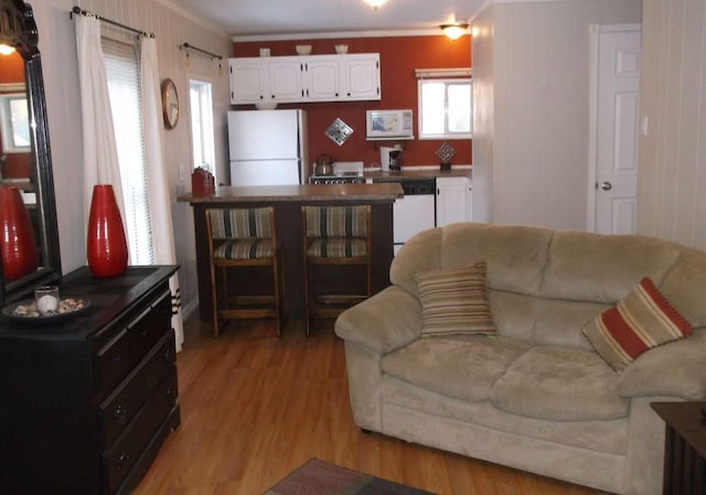 905 3rd Ave E, Kalispell, MT 59901 - living area with light wood-style floors and crown molding