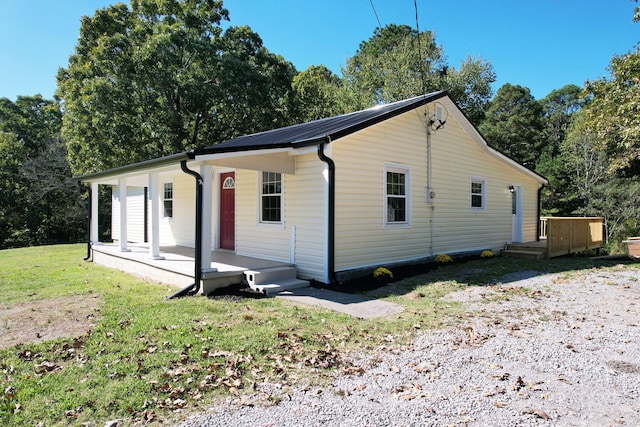 view of front of property featuring covered porch and a front yard